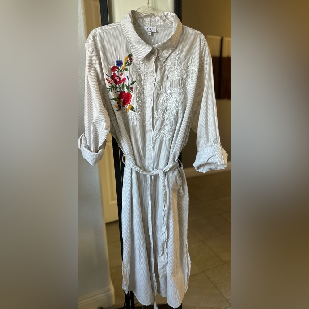 CC Chic Connection White/gray striped Shirt Belted Dress with Floral embroidery - Picture 4 of 13